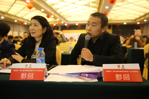 牛商網(wǎng)評委楊春賀老師點評獲得現(xiàn)場熱烈的掌聲