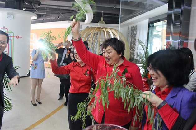 劉宏總、袁總、曾總、劉總等用楊柳枝撒凈水迎嘉賓