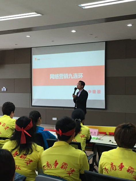 牛商網(wǎng)區(qū)域總監(jiān)吳新兵做戰(zhàn)術(shù)指導(dǎo)