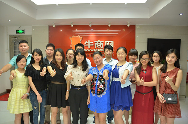 參加孵化項目的牛商網(wǎng)客戶合影