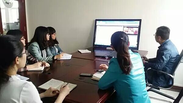 青島英超標志服組織員工觀看