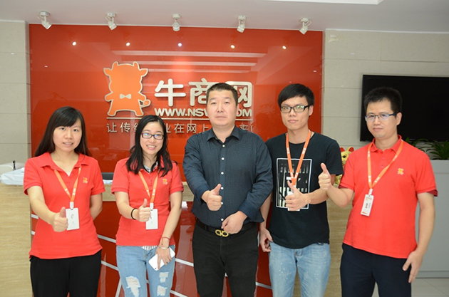 馬沃家具裴總(中間)