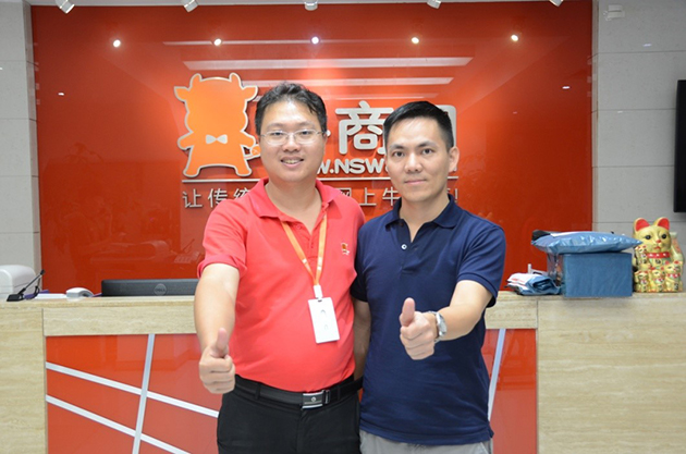 信利國際有限公司溫總和牛商網(wǎng)總監(jiān)劉俊程合影