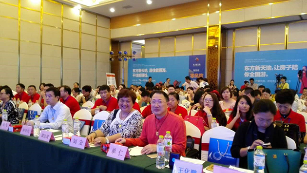 單仁先生、劉宏女士、陳飛會長（第一排右二右三右四）等出席