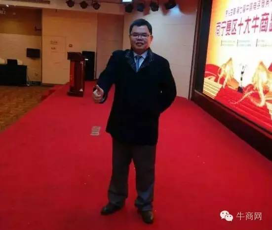 　　一個好的網(wǎng)站可以值多少錢?  　　億米商務鄧總告訴我有人出價50萬收購他們的營銷型網(wǎng)站(www.yimisw.com)。不過鄧總斷然回絕：&ldquo;這個網(wǎng)站價值肯定超過50萬，上線后我們接單1300多萬，即使有人出更高的價格我也不會賣。&rdquo;  　　同樣是企業(yè)官網(wǎng)，為什么有的網(wǎng)站無人問津，有的網(wǎng)站的附加價值卻大大的超過網(wǎng)站本身呢?來看鄧總從網(wǎng)站被掛馬到現(xiàn)在價值超50萬的經(jīng)歷，會對你會有啟發(fā)：  　　網(wǎng)站被掛木馬損失幾千萬  　　億米商務主要從事建筑企業(yè)資質(zhì)代辦。而鄧總是學電子商務專業(yè)出生，2008年就開始在網(wǎng)上找生意。他不僅在58同城、各種論壇上發(fā)帖子;同時花了10幾萬建了多個網(wǎng)站，走在行業(yè)前列，不論是新網(wǎng)站還是改版網(wǎng)站都會引起同行模仿。  　　億米商務鄧總  　　2014年上半年，億米商務迎來業(yè)務高峰期，接單效果最好的網(wǎng)站每天都有大量詢盤，網(wǎng)上每月接單200萬。當鄧總準備大干一場時，意外發(fā)生了：因為億米商務主推的網(wǎng)站是模板網(wǎng)站，使用的是開源系統(tǒng)，安全系數(shù)比較低，所以容易被植入木馬、病毒等。鄧總在網(wǎng)站被植入木馬后，找空間服務商，對方稱解決不了;找建站公司，建站公司推脫，也無法去掉木馬，億米商務網(wǎng)站只能被迫關停。1年下來，億米商務損失幾千萬。  　　雪上加霜的是2015年1月，國家住建部實施新規(guī)：暫停受理建筑企業(yè)資質(zhì)申請。億米商務業(yè)績直線下滑。  　　重新出發(fā)，建站公司資質(zhì)是關鍵  　　在低谷期，鄧總遇到牛商網(wǎng)網(wǎng)絡營銷專家羅獻能老師。羅獻能老師幫鄧總重新梳理網(wǎng)絡營銷思路，明確方向和落地方法，鄧總重燃希望。  　　鄧總自己是做資質(zhì)代辦的，有了前車之鑒，這次必須擦亮眼睛找有實力、有資質(zhì)的建站公司。同時了解到牛商網(wǎng)的網(wǎng)站是自主研發(fā)、網(wǎng)站是采用封閉性的系統(tǒng)，安全性更高后，鄧總才正式和牛商網(wǎng)簽了建網(wǎng)站合同。網(wǎng)站被掛木馬導致幾千萬的損失教訓太深刻，鄧總感嘆&ldquo;真的傷不起了&rdquo;。  　　牛商網(wǎng)實力、資質(zhì)  　　建筑企業(yè)資質(zhì)代辦是億米商務核心業(yè)務，鄧總希望打造成&ldquo;爆款&rdquo;，所以牛商網(wǎng)在策劃設計時重點突出，并篩選了&ldquo;總承包資質(zhì)代辦、南寧企業(yè)資質(zhì)代辦、南寧代辦建筑資質(zhì)&rdquo;等關鍵詞，并合理布局到網(wǎng)站，讓億米商務網(wǎng)站獲得好的優(yōu)化效果，搜索引擎自然排名更靠前。  　　價值50萬的不是網(wǎng)站，而是系統(tǒng)轉(zhuǎn)化力  　　2015年8月上線，億米商務營銷型網(wǎng)站(www.yimisw.com)上線，當月就接單40多萬。  　　億米商務營銷型網(wǎng)站首頁首屏  　　億米商務網(wǎng)上重新崛起引起了關注，出現(xiàn)了前文有人花50萬購買網(wǎng)站的一幕。雖然網(wǎng)站是牛商網(wǎng)建的，老牛也得說，其實并不是建設一個這樣的網(wǎng)站需要50萬，而是這個網(wǎng)站創(chuàng)造的價值遠遠大于50萬。也得益于億米商務的網(wǎng)絡營銷系統(tǒng)的轉(zhuǎn)化能力。  　　早前因為不懂管理網(wǎng)銷團隊，不知怎么考核，鄧總也吃了虧。招了個人負責網(wǎng)站運營和付費推廣，而那個員工整天敲打鍵盤，看似忙碌卻沒做出效果，修改網(wǎng)站上簡單的東西半個月都沒有做好。  　　所以建站的同時鄧總也不斷的參加牛商網(wǎng)系列免費培訓，學習網(wǎng)絡營銷技巧及團隊管理能力。網(wǎng)站流量承接能力強，加上網(wǎng)銷團隊技能升級，10月，國家住建部重新受理建筑企業(yè)資質(zhì)申請，億米商務網(wǎng)上業(yè)績滿血復活，2015年10月&mdash;&mdash;2016年5月，接單1300多萬&hellip;  　　&ldquo;億米商務營銷型網(wǎng)站(www.yimisw.com)上線后，公司業(yè)務變化很大，總結(jié)起來是&lsquo;兩多一少&rsquo;。兩多：客戶詢盤多了，我們的成交率高，90%的客戶來自網(wǎng)上;上下游的企業(yè)找我們合作的多了，像工商注冊等代辦公司。一少：成本減少了，以前客戶簽約至少要來公司3-4次，現(xiàn)在來1次就搞定了，節(jié)省了時間精力，每月的茶葉費都省了3000多塊。&ldquo;鄧總分享到。  　　從鄧總的經(jīng)歷可以知道，一個網(wǎng)站的價值并不在于程序多么先進，設計多么精美;而在于網(wǎng)站的流量承接能力。  　　深圳市牛商網(wǎng)絡股份有限公司(簡稱牛商網(wǎng))2008年成立于深圳，以&ldquo;幫助中小企業(yè)成長,創(chuàng)造更多社會就業(yè)&rdquo;為使命，8年來堅持&ldquo;成就客戶&rdquo;的初心，幫助了6800家企業(yè)轉(zhuǎn)型互聯(lián)網(wǎng)，實現(xiàn)網(wǎng)上盈利。  　　牛商網(wǎng)不僅是營銷型網(wǎng)站的始創(chuàng)者、標準制定者和行業(yè)領導者，還是網(wǎng)絡營銷綜合服務商，以提供營銷型PC網(wǎng)站建設、營銷型手機網(wǎng)站建設、網(wǎng)站代運營、移動營銷服務為主，也是業(yè)內(nèi)唯一擁有22項軟件著作權的國家雙軟認證、國家高新技術企業(yè)和新三板掛牌(2014年6月)企業(yè)，股票代碼830770。