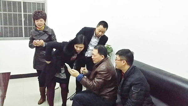 單仁資訊集團(tuán)董事長(zhǎng)、中國(guó)電子商務(wù)協(xié)會(huì)主任、CCTV財(cái)經(jīng)評(píng)論員：?jiǎn)稳氏壬W臨輝煌牧業(yè)