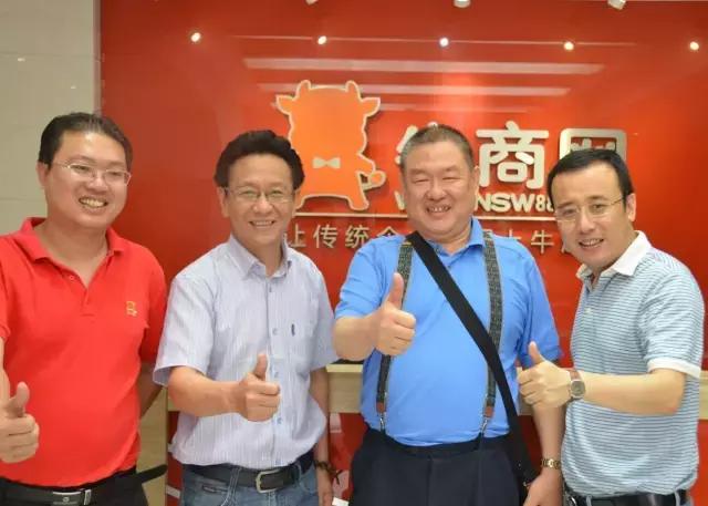 詩(shī)美居張總(右二)與袁總(右一)、顏丹柯老師(左二)、劉俊程總監(jiān)合影