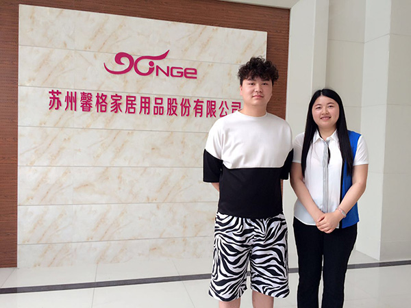 牛商網(wǎng)工作人員與客戶合照 