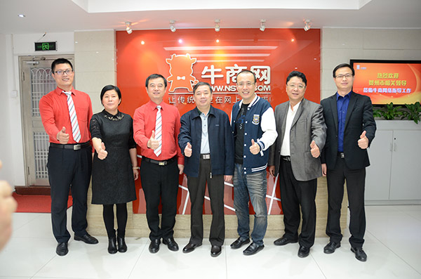 陳翼明副市長(中)和賀州市政府考察團(tuán)和牛商網(wǎng)總經(jīng)理(右三)等高管合影