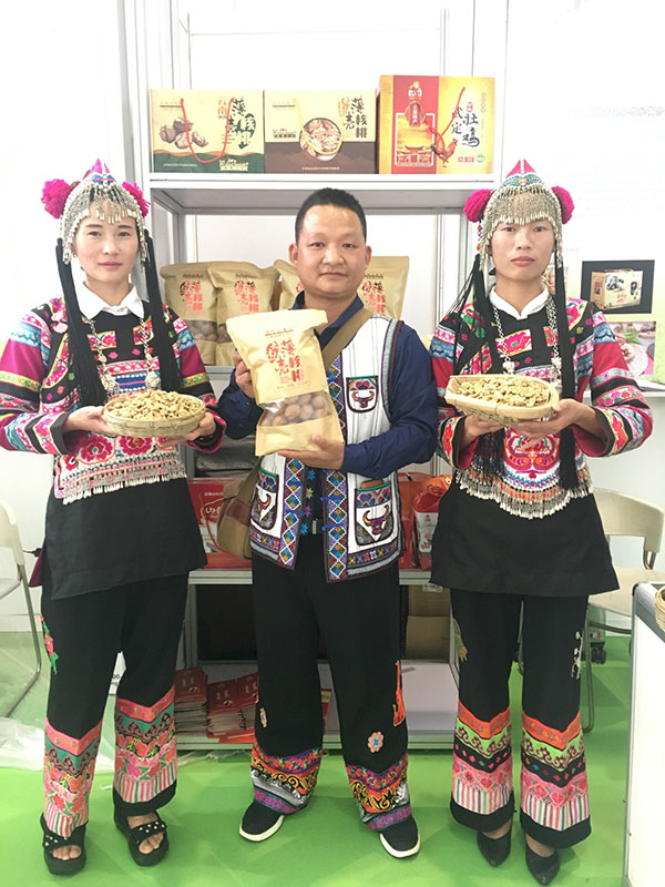 魯紹榮（中）-云南武定縣白路鄉(xiāng)中溝核桃種植合作社負責人