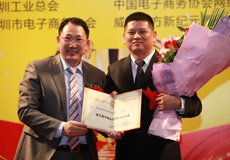 單仁為獲獎十大牛商茹林斌頒獎