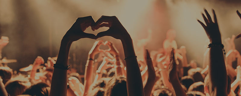 企業(yè)展會(huì)人潮如虹，沒(méi)時(shí)間做專題排版 前線報(bào)道往往變事后報(bào)道